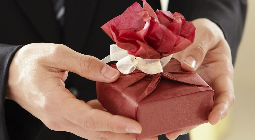 Ideias criativas e acessíveis de presente para amigo que fogem do óbvio 1 presente para amigo
