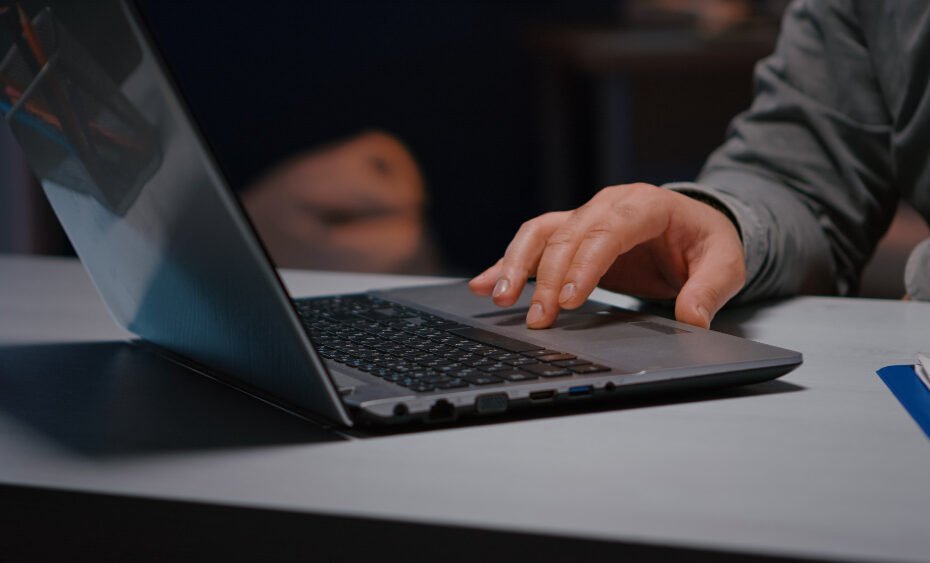 Como melhorar a performance do notebook e deixá-lo mais rápido? 7 closeup executive man hands answering negotiations email planning business company consultation l