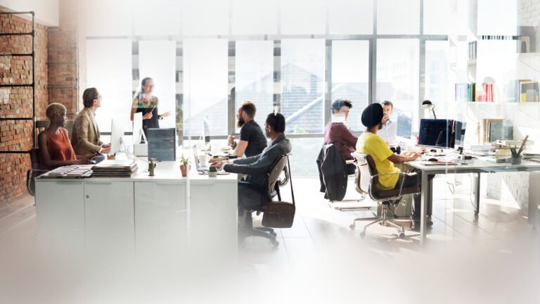 Problemas de incompatibilidade de horários de trabalho 8 diverse people working office 1