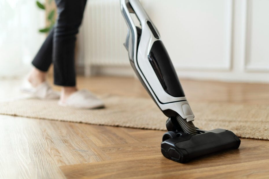 6 itens que todo jovem casal precisa ter 3 dona de casa aspirando piso de parquete