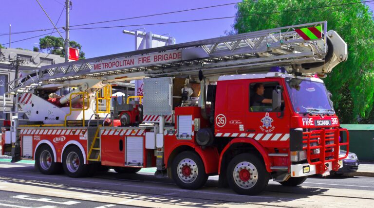 O papel dos bombeiros: heróis anônimos na luta contra os incêndios 3 john torcasio Y2ZJ5XqRB1s unsplash