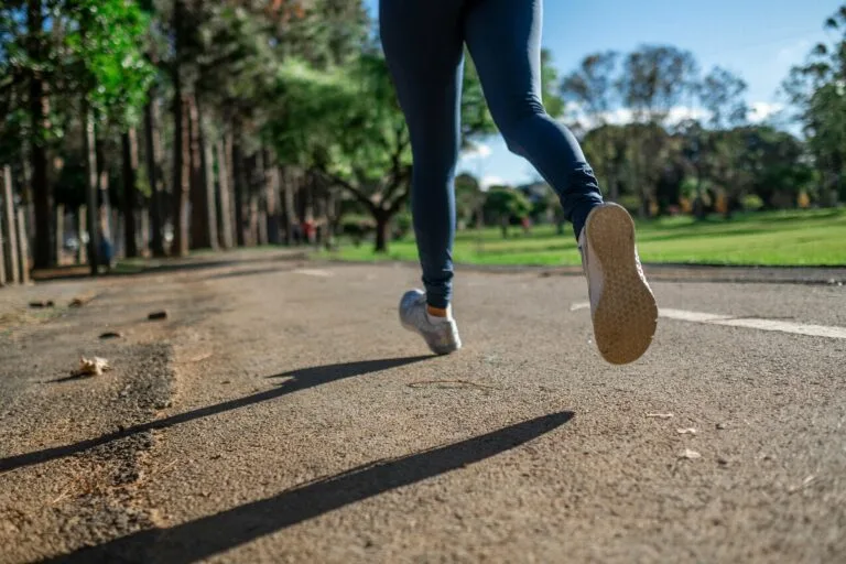 Academia ou treino ao ar livre? Vantagens e desvantagens de cada abordagem de exercícios 8 pexels daniel reche 718241 3601094