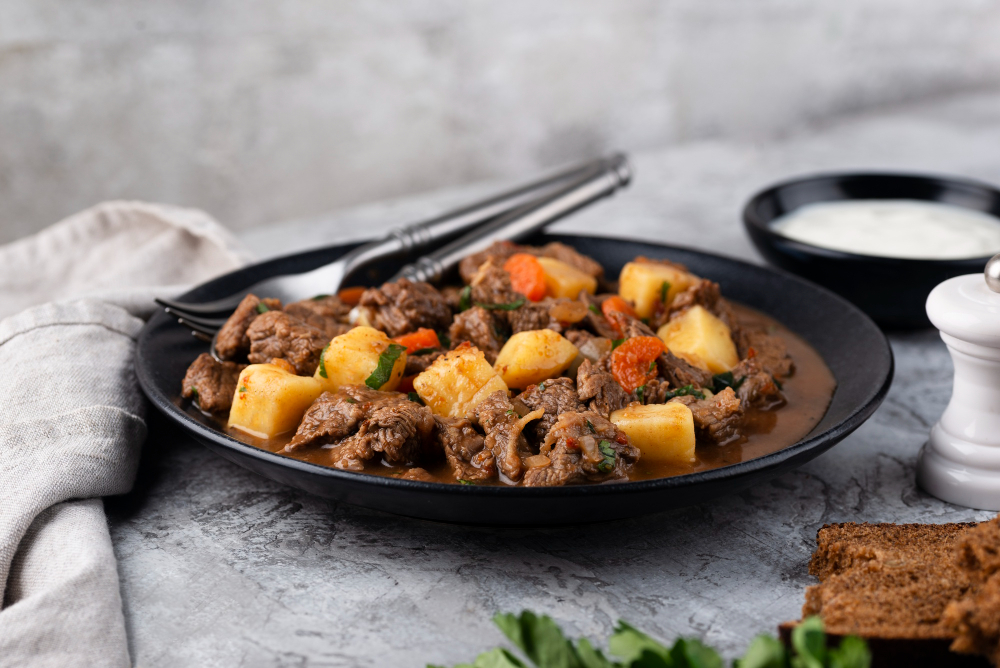Panelas de Ferro: Vantagens, Cuidados e Receitas Ideais para Cozinha Prática e Saudável 2 carne de panela com mandioca